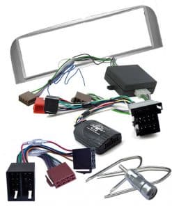 2. Alternativer Text: Autoinnenraum mit Kabelsatz und Einbausockeln für Autoradio.