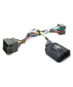 Steckeradapter für Autoradio mit Kabelbaum für einfache Integration und Anschluss.