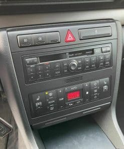 Hochwertiges Audi Radio- und Klimasteuergerät im Fahrzeug integriert.