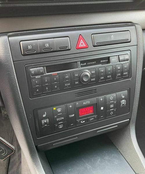Hochwertiges Audi Radio- und Klimasteuergerät im Fahrzeug integriert.