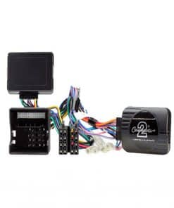 Steuergerät für Autoradio mit Kabelbaum und Steuerungseinheit.