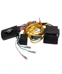 12V Autoradio Einbauset mit Kabelbaum und Adaptern für Nachrüstautos.