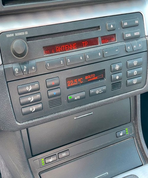 Hochwertiges Autoradio mit Navigation und Touchscreen für BMW Fahrzeuge.