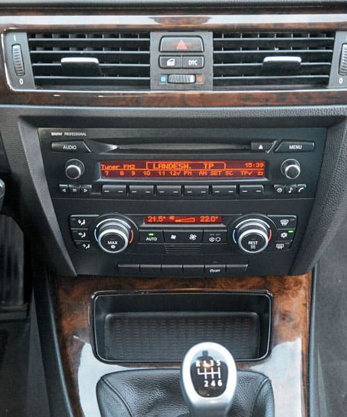 Hochwertiges Auto-Radio- und Klimasteuerungssystem im Innenraum.