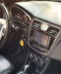 Modernes Autoradio mit Touchscreen im Fahrzeugdashboard, einfache Bedienung und hochwertige Ausstattung.