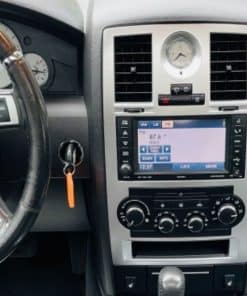 Hochwertiges Autoradio mit Touchscreen und Klimasteuerung im Fahrzeug interior.