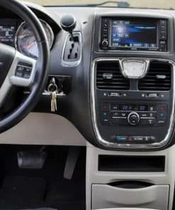 Moderner Autoinnenraum mit Touchscreen-Navigationssystem und Komfortsteuerung.