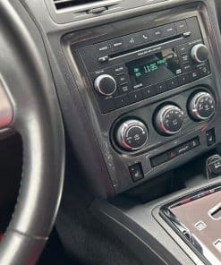 Alt: Auto-Radio-Upgrade im Fahrzeug, moderne Multimedia-Anlage im Armaturenbrett.