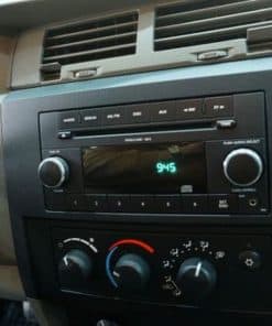 94. Alt Text: Autobordnetz mit Digitalanzeige und Bedienelementen.