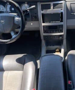 Hochwertiges Autoradio-Upgrade mit Navigationssystem im Fahrzeug Cockpit.