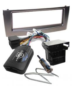 Steuergerät für Autoradio mit Kabelsatz und Einbaurahmen.
