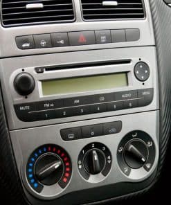 Bordmontage Autoradio mit Bedienelementen und Klimakontrollen im Fahrzeuginnenraum.