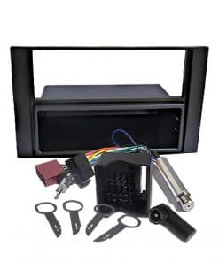 Ablagefach für Autoradio Einbau mit Anschlusskabel und Werkzeuge zur Installation.