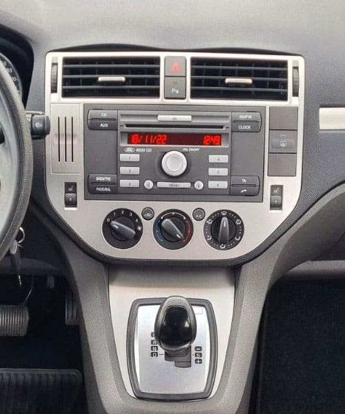 Hauptbildschirm mit Autoradio und Klimasteuerung im Fahrzeug.