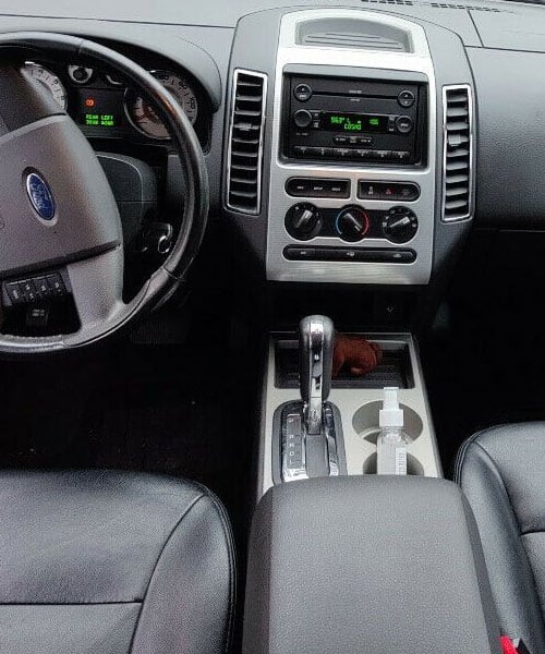 Hochwertiges Autoradio-Innenraum-Installationsfoto mit Zigarettenanzünder.