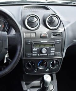 Hochwertiges Autoradio im Armaturenbrett eines Autos.