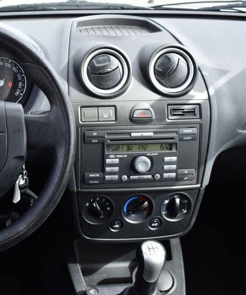 Hochwertiges Autoradio im Armaturenbrett eines Autos.