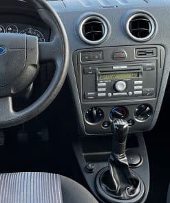 Hauptbild des Armaturenbretts inklusive Radio- und Klimasteuerung, Automatikgetriebe im Innenraum eines Autos.