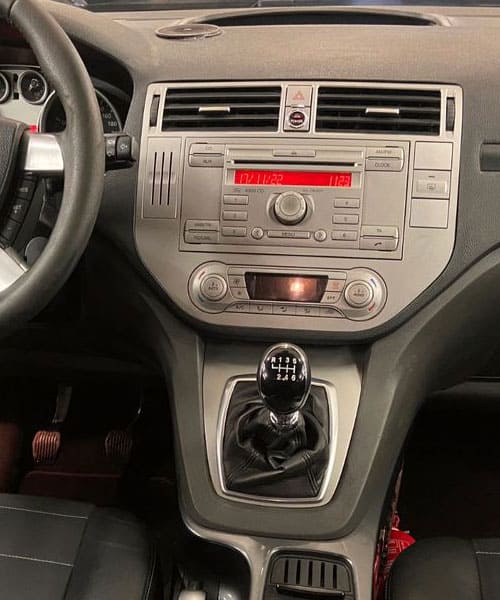 1. Funktionaler Innenraum eines Autos mit Schalthebel und Autoradiogerät.