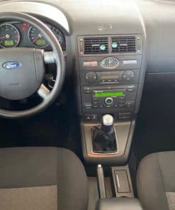 Klimaanlage und Armaturenbrett im Auto, Inneneinrichtung mit Schaltknauf und Radio.