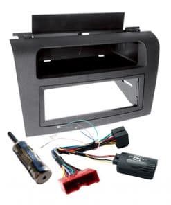 Zierblende für Autoradio mit Kabelsatz und Adapter.