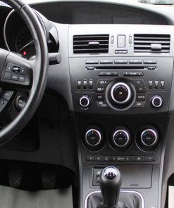 Fahrzeugarmaturenbrett mit Multimedia- und Klimasteuerung, Innenraumfoto eines Autos.