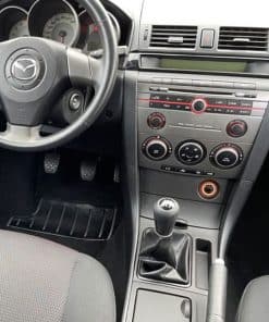 Hochwertiges Autoradio-Upgrade im Mazda Innenraum.