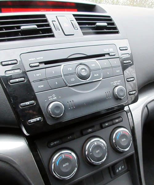 Hochwertiges Autoradio-Center mit Touchscreen und Bedienelementen im Fahrzeug.