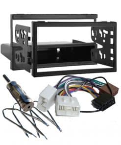 2. Passendes Autoradio Einbauset mit Rahmen und Kabelsatz für Fahrzeugmontage.