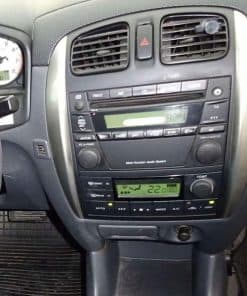 Autoradio-einbau-dashboard-ansicht-von-automobil-innenraum.