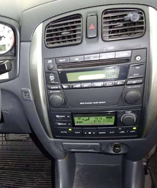 Autoradio-einbau-dashboard-ansicht-von-automobil-innenraum.