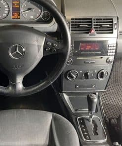 Alte Mercedes-Benz Innenausstattung mit original Radio und Schaltknauf.