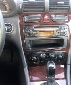 Autoradio Einbauschutzzone in Fahrzeugkonsole.