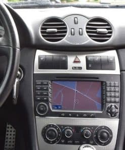 Britisches Autoradio mit Navigationssystem im Fahrzeug-Innenraum.