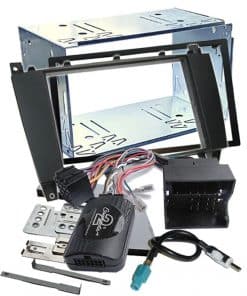 Leeres 1-DIN Radioeinbauschnitt mit Montageset und Kabel.