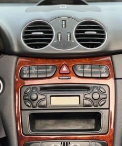 Hochwertiges Armaturenbrett mit Fahrzeugklimaanlage und Holzdekor, ideal für Autozubehör und Radioeinbau.