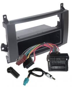 Autoradio Einbauset mit Kabeln und Rahmen für OEM-Integration, kompatibel mit verschiedenen Fahrzeugen.