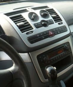 Klimasteuerung und Radio im Innenraum eines Autos.