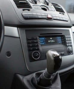 Modulares Autoradio mit Touchscreen und Bedienelementen im Fahrzeugdashboard.