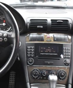 Hochwertiges Aut radio Einbauset im Fahrzeug Zentrum.