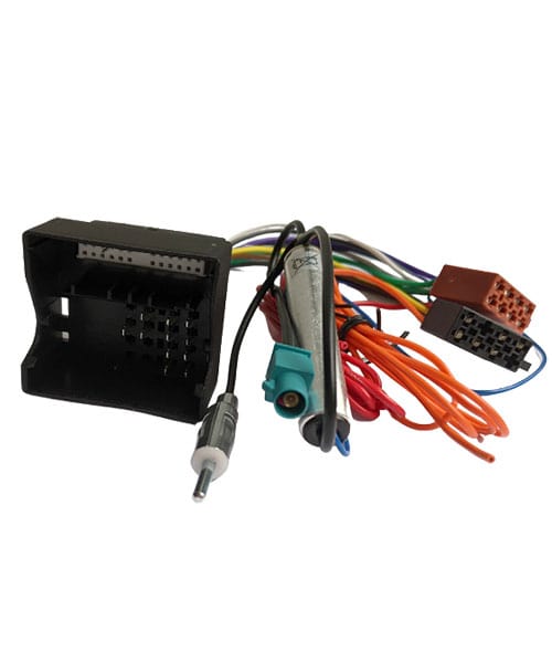 Steuergerät für Autoradio mit Anschlüssen und Kabelbaum, Fahrzeug- und aftermarket-kompatibel.