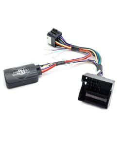 Steckeradapter für Autoradio mit Kabelbaum.