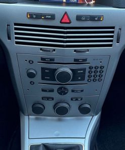 Hochwertiges Autoradio- und Navigationseinbauset in Fahrzeugkonsole.