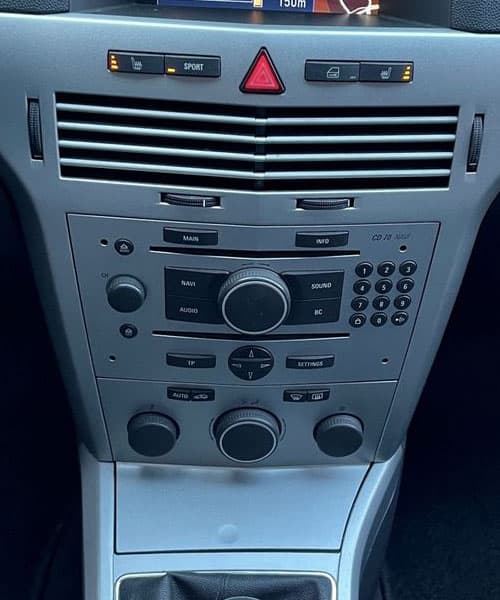 Hochwertiges Autoradio- und Navigationseinbauset in Fahrzeugkonsole.