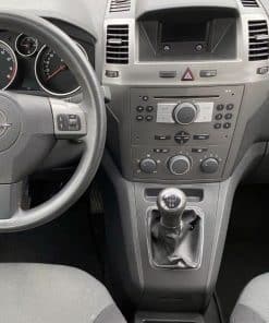 Bedienfeld und Schalttafelelemente im Fahrzeug-Innenraum.