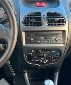 Altes Autoradio im Armaturenbrett eines Autos.