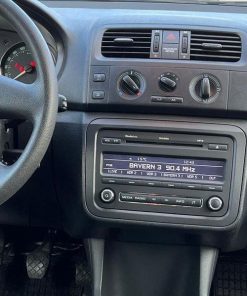 Radio im Auto, ausgestattet mit modernen Infotainment-Funktionen.