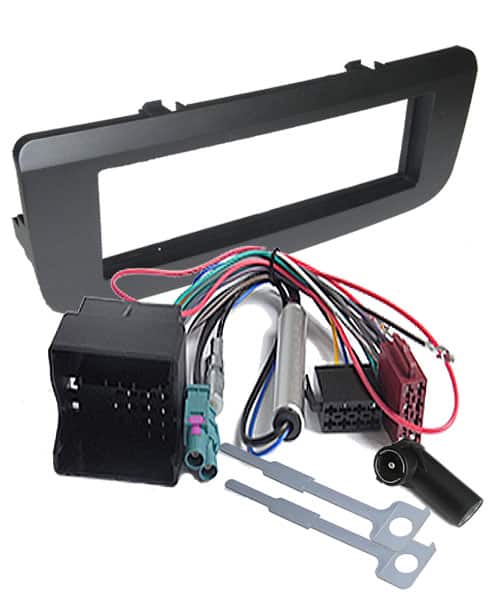 Steckeradapter für Autoradio mit Kabelbaum und Halterung.