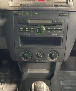 Altes Autoradio mit Bedienelementen im Fahrzeuginnere.