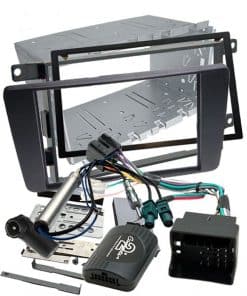 Universalkit für Autoradio Einbau, inklusive Rahmen, Kabel und Bedienelemente.